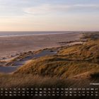 Kalendarium mit Zahlen und Wochentagen. Beschriftung: "Kniepsand Amrum". Dünenlandschaft bei Sonnenuntergang.