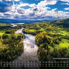 Kalender mit Datum und Wochentagen. Text: "Ristafallet Wasserfall, Jämtland". Fluss in grüner Landschaft unter blauem Himmel.