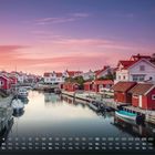 Text: "Grundsund", "4". Rote und weiße Häuser am Wasserkanal, Boote entlang der Anlegestellen, Sonnenuntergangshimmel.