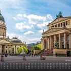 Gendarmenmarkt, Monatsübersicht mit Wochentagen, Konzerthaus Berlin, klassizistische Architektur, viele Menschen, blauer Himmel.