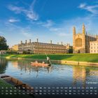 "Cambridge University" und "3" in der Ecke. Eine ruhige Flusslandschaft mit historischen Gebäuden und Booten im Vordergrund.