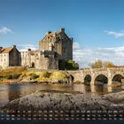 Kalender mit Eilean Donan Castle, umgeben von Wasser und Brücke, bei blauem Himmel. Oben Berge und Wolken.