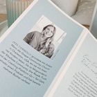 Text: "JESS CONNOLLY gründete mit ihrem Mann die Gospel Community Church..."

Eine Broschüre liegt neben brennenden Kerzen.