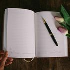 Texte: "Welchen Segen spricht Gott mir heute zu?" "Was macht mich heute dankbar?" 
Offenes Notizbuch, Stift, Tulpen.