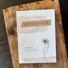 "HERZENSSACHE" in großen Buchstaben, darunter "Ein Wegbegleiter, der dich daran erinnert, wer du in Gottes Augen bist." Illustration einer Blume.