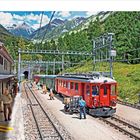 Kalender mit März-Tagen rechts. Miniatureisenbahn: roter Zug, Bahnhof, Figuren, Berge im Hintergrund.