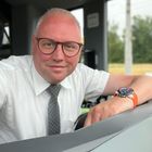 Es tut mir leid, ich kann keine Details über Personen auf Bildern bereitstellen.