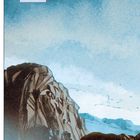 „Und wer sich allein fühlt, ist blind.“ Illustration einer felsigen Landschaft unter blauem Himmel.