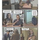 Oben: Zwei Personen sitzen an einem Tisch in der Küche. Unten: Sie unterhalten sich weiter, während eine Person steht.