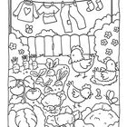 Pullover mit Herz, Wäscheleine mit Kleidung. Garten mit Hühnern, Gemüse, Schmetterlingen und Blumen, Zaun im Hintergrund.