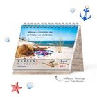 Zitat von Jean-Jacques Rousseau. Kalender zeigt August. Strandbild mit Hut, Flip-Flops, Sonnenbrille und Möwe. Inklusive Feiertage.