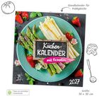 "Küchenkalender mit Rezepten 2027: Grüner und weißer Spargel mit Erdbeeren und Blumen auf grünem Teller. Größe: 30 × 30 cm."