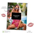 Text: "erotischer Wandkalender", "ZENSIERTER INHALT", "GIRLS 2027", "Papier aus nachhaltiger Forstwirtschaft", "Größe: 24 x 33 cm". 

Eine Frau in sommerlicher Kleidung, Lippenstiftabdrücke sichtbar.