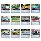 Zwölf Kalenderseiten, jeweils mit einem Retro-Auto und "DIE LEGENDE LEBT" darunter. Jeder zeigt ein anderes Auto und Monat.