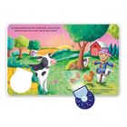 Ein Bauernhof mit Tieren und einer Scheune, umgeben von Bäumen und bunten Feldern im Sonnenuntergang.