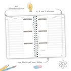 "Mit Jahreskalendarium", "A, B und C-Wochen", "eine Woche auf zwei Seiten". Kalender-Doppelseite, Illustrationen: Glühbirne, Stifte.