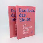 "Das Buch, das bleibt. 100 Fragen an meine Oma." Zwei rosafarbene Bücher stehen nebeneinander.