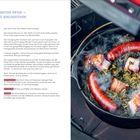 Grünkohl, Würste und Fleischstücke in einem Dutch Oven auf Grill mit Rauch. Rezepttext: "Grünkohl aus dem Dutch Oven".