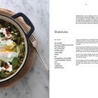 Titel "Shakshuka", Zutatenliste und Rezept. Links ein Topf mit gebackenem Gericht, Eiern und Gemüse auf Marmortisch.