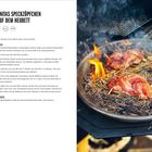 "Anitas Speckzöpfchen auf dem Heubett." Eine Pfanne mit glühendem Heu und speckumwickeltem Fleisch auf einem Grill.