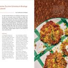 Knusprige und leichte Zucchini-Schnittlauch-Bratlinge mit Honig und Labaneh. Drei goldbraune Bratlinge auf grün-weißem Teller.