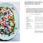 Knusprige Quetschkartoffel-Platte mit Lachs. Links ein dekorierter Teller mit Kartoffeln, Lachs, Kräutern und Zwiebeln. Rechts Rezepttext.