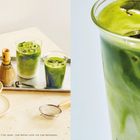 Links: "Hot Flat Green, Iced Matcha Latte und Iced Matchacano." Getränke auf Tablett, Schüssel mit Pulver, Bambusbesen.