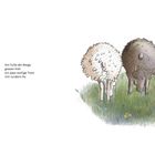 Am Fuße der Berge grasen froh ein paar wollige Tiere mit rundem Po. Drei Schafe auf Gras, eines mit Glocke.