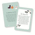 Zwei Karten mit Text: "Ein Gedanke für dein Herz" und "Eine Frage für dich". Illustrationen von Blättern und weihnachtlichen Symbolen.