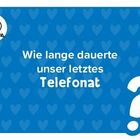 Text: "Wie lange dauerte unser letztes Telefonat?" Weißer Text auf blauem Hintergrund mit Herzsymbolen und einem Fragezeichen.