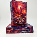 "SPIEGEL Bestseller" Etikett prominent. "THE WIND WEAVER" in großen Buchstaben. Cover zeigt einen starken, rötlichen Vogel.