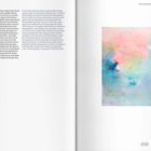 „Poetik der Beziehungen“ steht oben. Rechts eine verschwommene, farbenfrohe abstrakte Malerei in Rosa, Blau und Grün.