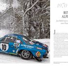 RENAULT ALPINE A110. Schneebedeckter Wald, blauer Rennwagen, Nummer 10, „Monte-Carlo“, Logos, dynamische Fahrt.