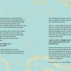 Text über Astrologie: Verbindung mit Himmelskörpern, Tierkreiszeichen. Illustration: goldene Sterne, Konstellationen auf blauem Grund.