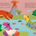 Zwei Texte sprechen über die Freude eines Dinosauriers, der seine Schwester im Ei entdeckt. Verspielte, bunte Dinosaurier.