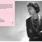 Text auf rosa Hintergrund: "Coco Chanel spielt mit den Regeln...", "CHANEL N°5", "COCO, REBELLISCHE ALCHEMISTIN". Neben dem Text steht eine Frau mit Perlenketten.
