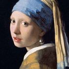 Eine Frau mit einem blauen Kopftuch und Perlenohrring blickt über die Schulter, klassische Malweise.