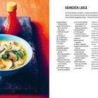 Text: "Hähnchen-Laksa", gefolgt von einem Rezept. Links: Schüssel mit Suppe, Stäbchen, Schüssel Sambal Oelek, rote Flasche.