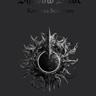 "Shadow Slave", "Kind der Schatten", "Guiltythree". Stilisiertes, dunkles Emblem mit scharfen, spitzen Elementen.