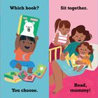 "Story time. Yay! Which book? You choose. Sit together. Read, mommy! One more. Again, again!" 

Illustration zeigt Kinder mit Büchern.