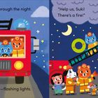 "Suki zooms off through the night. Help us, Suki! There's a fire! WEE-OOO siren—flashing lights. Stop the flames from getting higher!" 

Ein Feuerwehrauto fährt in der Nacht, mit Tieren als Feuerwehrleuten und ein brennendes Haus im Hintergrund.