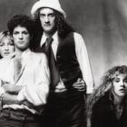 Fleetwood Mac: John McVie, Christine McVie, Lindsey Buckingham, Mick Fleetwood, und Stevie posieren in Schwarz-Weiß.