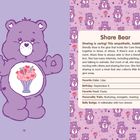 "Share Bear" in brauner Schrift, Details: Lieblingsfarbe Lila, Geburtstag 9. September, Essen Pasta, Charakter fürsorglich. Eine lilafarbene Figur mit einem Milchshake-Abzeichen auf dem Bauch.