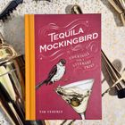 Buchtitel: "Tequila Mockingbird: Cocktails with a Literary Twist" von Tim Federle. Ein Cocktailset umgibt das Buch.