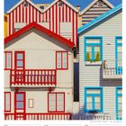 Juli 2027, Woche 27, Costa Nova do Prado, Portugal. Farbige Häuser mit roten und blauen Akzenten.