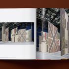 Links: "Tek / A4: WEWERKA | DIRK", "NATIONS ALLIANCE FLAGS, 2012". Rechts: Große, stehende Leinwände im Raum, geometrische Muster.