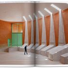 Titel: "Dream — Thomas Sankara Memorial". Ein Raum mit hohen Fenstern, Säulen und einem Mann, der alleine geht.