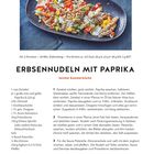 "Erbsennudeln mit Paprika" Rezept, leichte Sommerküche. Zutaten: Paprika, Zwiebel, Knoblauch, Erbsenspirelli. Schritte: Gemüse anbraten, Pinienkerne rösten, Sauce mischen. Tellergericht mit Nudeln und Paprika auf schwarzem Teller.