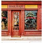 "Black Magic" steht über einer Tür. Weitere dekorative Schriften und ein Kalender für Juli 2027 sind zu sehen.