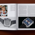 Links Text über "Le Mans" und Steve McQueen, rechts ein Text über die Uhr "Heuer Monaco." Darunter Abbildungen der Uhr.